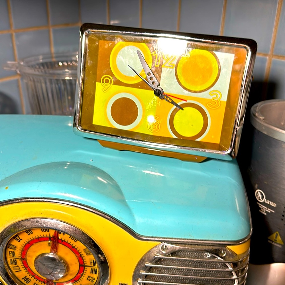 Retro mid century looking metal desk clock